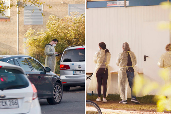 Zwei Fotos: Links, ein Mann in Schutzkittel und Mund-Nasen-Schutz steht an einem stehenden Auto. Rechts, drei Frauen mit Schutzkittel und OP-Maske, draußen. 
