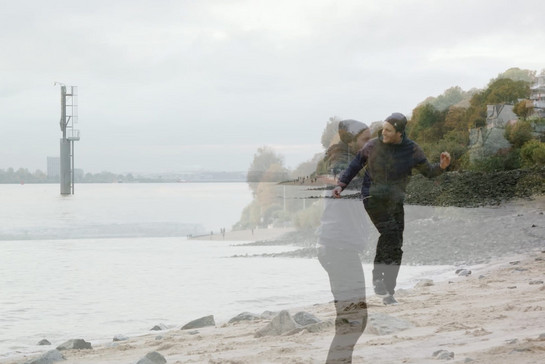 Zwei sich überlappende Bilder von einem Mann am Strand
