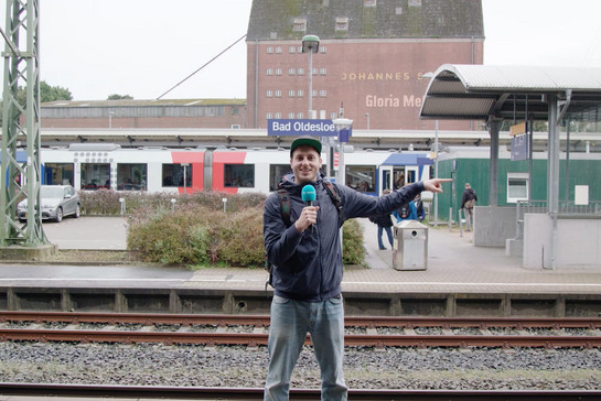 Ein Mann am Bahnhof von Bad Oldesloe