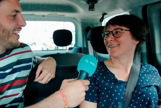 Lars Bente interviewt eine Frau im Auto