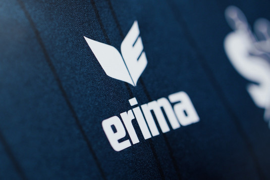 Weißes Erima Logo auf dem SG Trikot