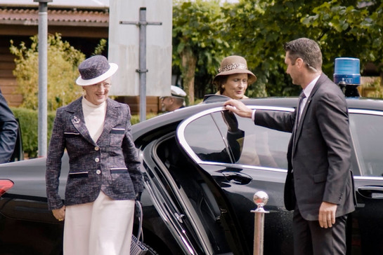Die dänische Königin steigt aus einer Limousine