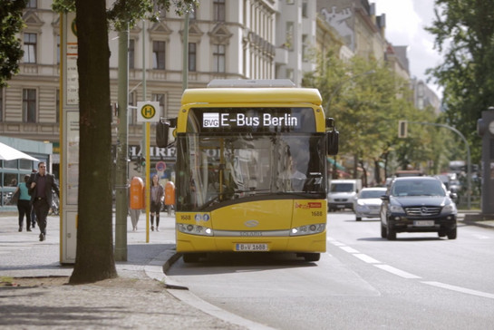 Ein Stadtbus in Berlin, er hält an einer Haltestelle. 