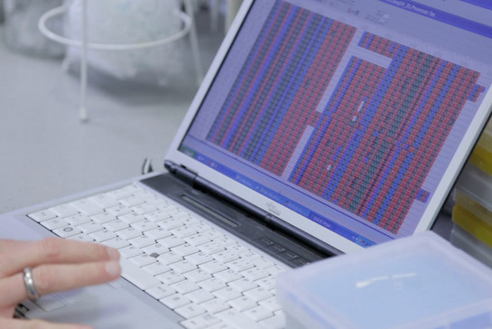DNA Stränge auf einem Laptop