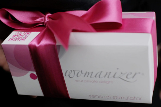 Eine weiße Schachtel mit pinken Geschenkband