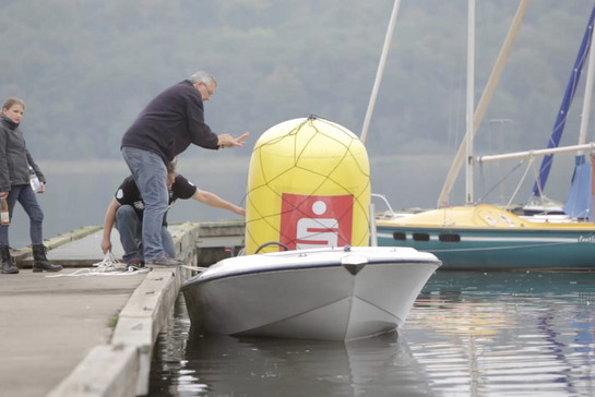 Ein Boot mit einem gelben Sparkassen Ballon