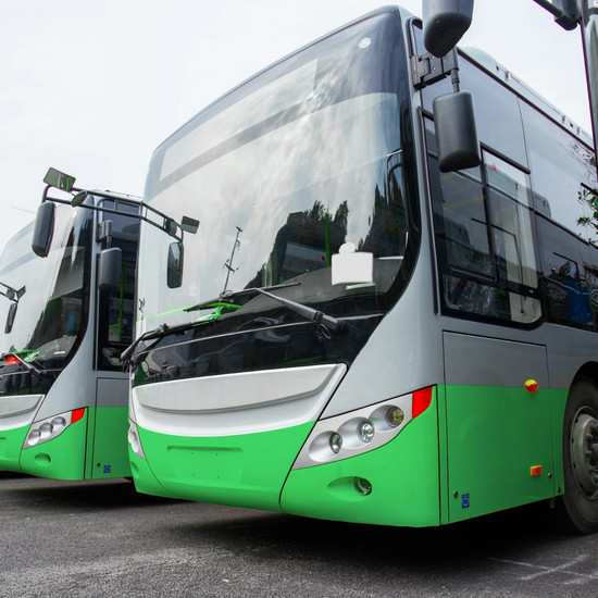 Zwei grüne Busse halten