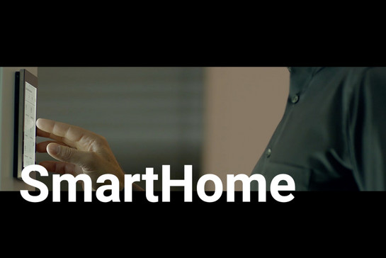 Ein Mann bedient die Smarthome App