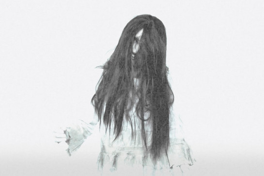 Ein unheimlich aussehendes Mädchen mit schwarzen Haaren und weißem Kleid