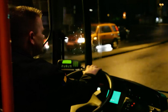 Ein Busfahrer fährt im dunkeln