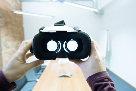 Blick in eine virtual reality Brille
