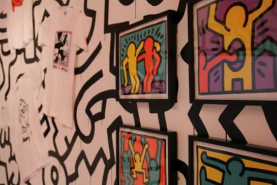 Bunte Gemälde hängen an der Wand der Pop Kunsthalle