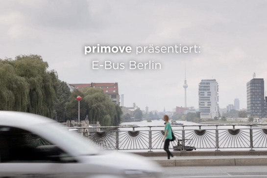 Eine Frau läuft über eine Brücke, im Hintergrund ist der Fernsehturm von Berlin zu sehen. 