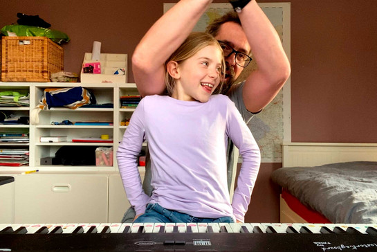 Joachim Freitag spielt Keyboard mit seiner Tochter