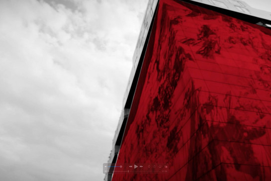 Ein rotes Gebäude