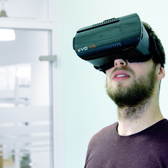 Ein Mann trägt eine virtual reality Brille