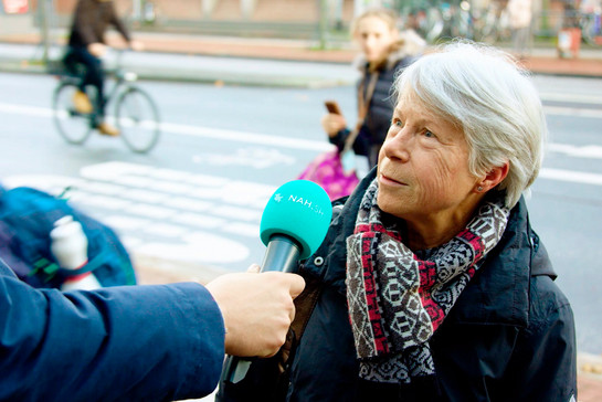 Eine ältere Dame wird auf offener Straße interviewt