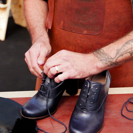 Ein Mann repariert Schuhe