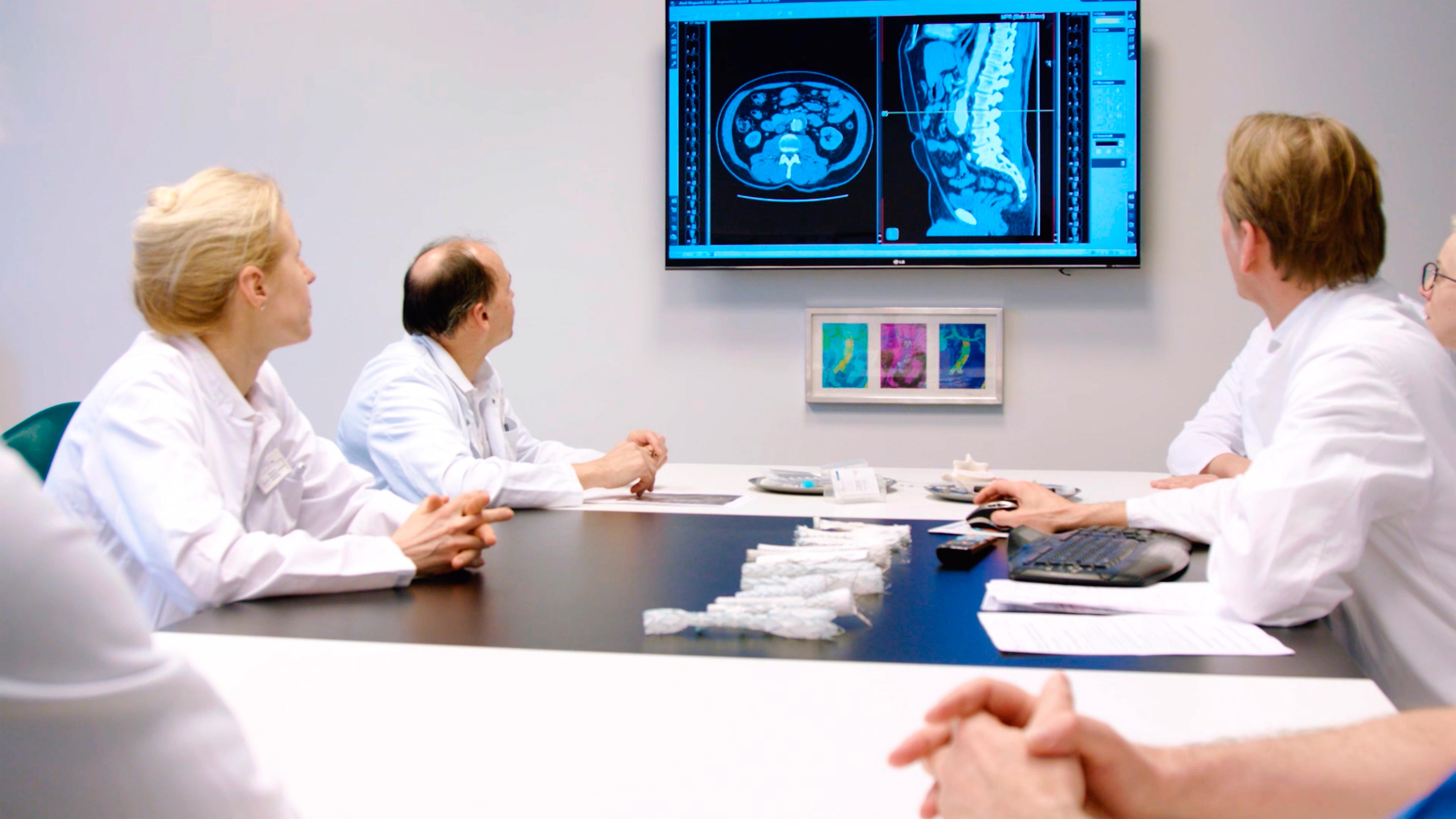Ärzte gucken sich gemeinsam ein CT Bild an