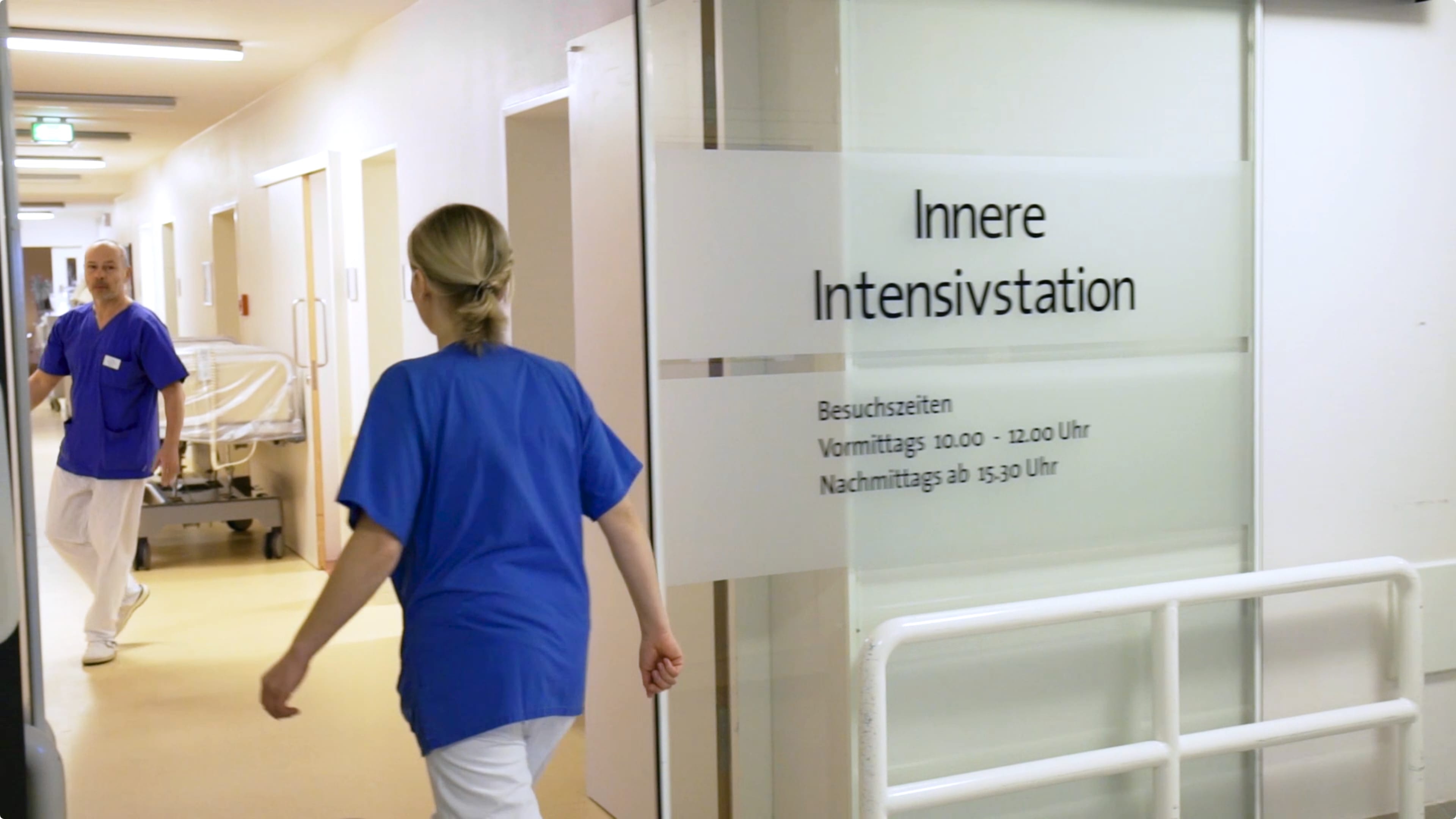Eine Krankenschwester geht auf die Innere Intensivstation