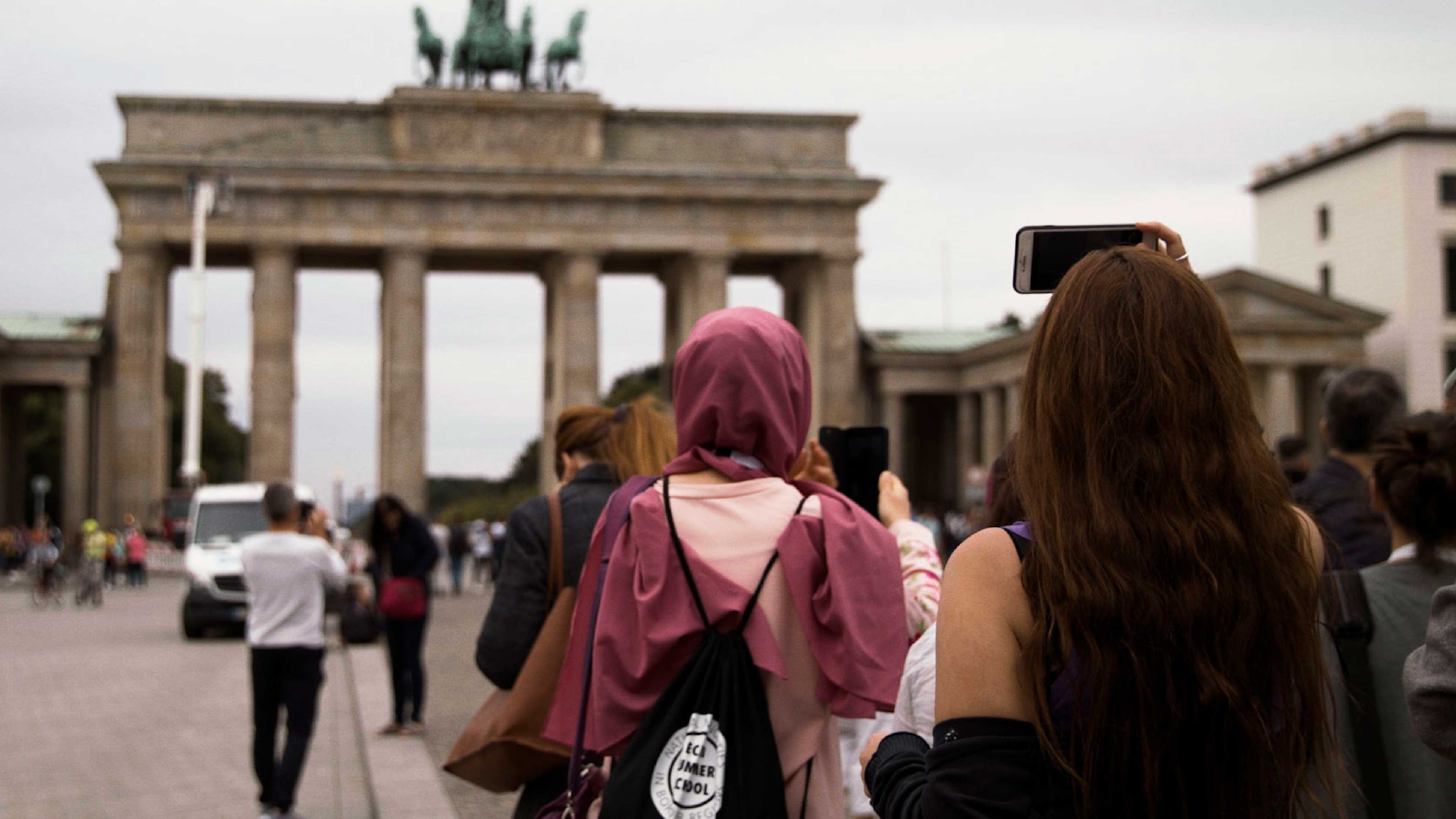 Touristen machen Bilder vom Brandenburger Tor