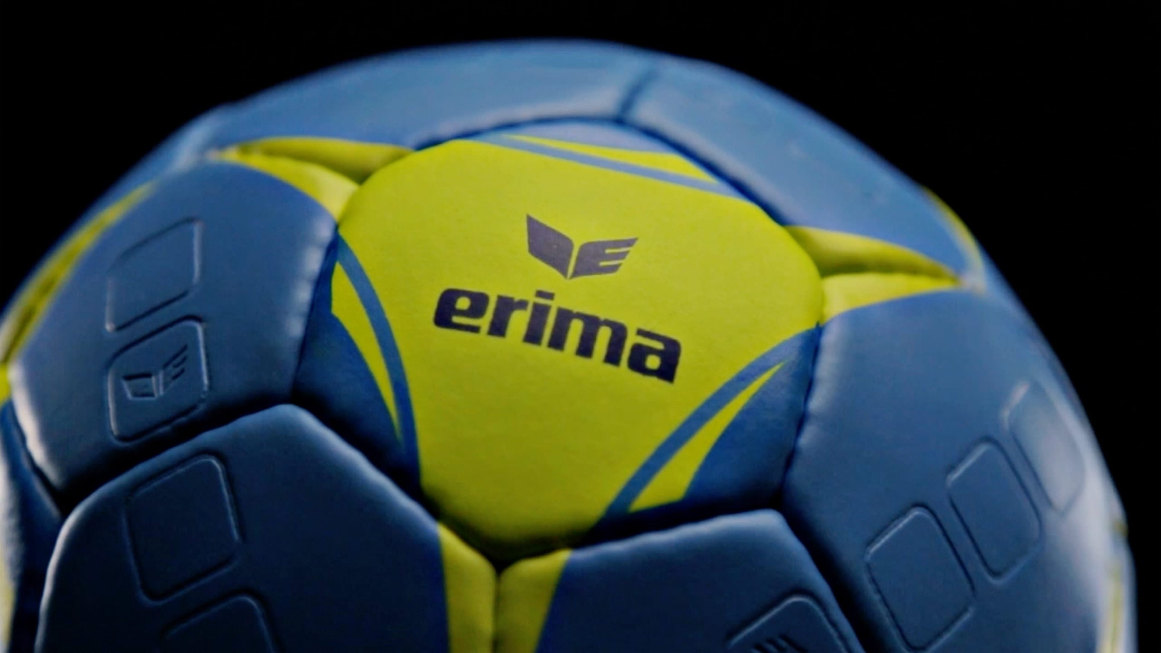 Ein blau gelber Erima Handball