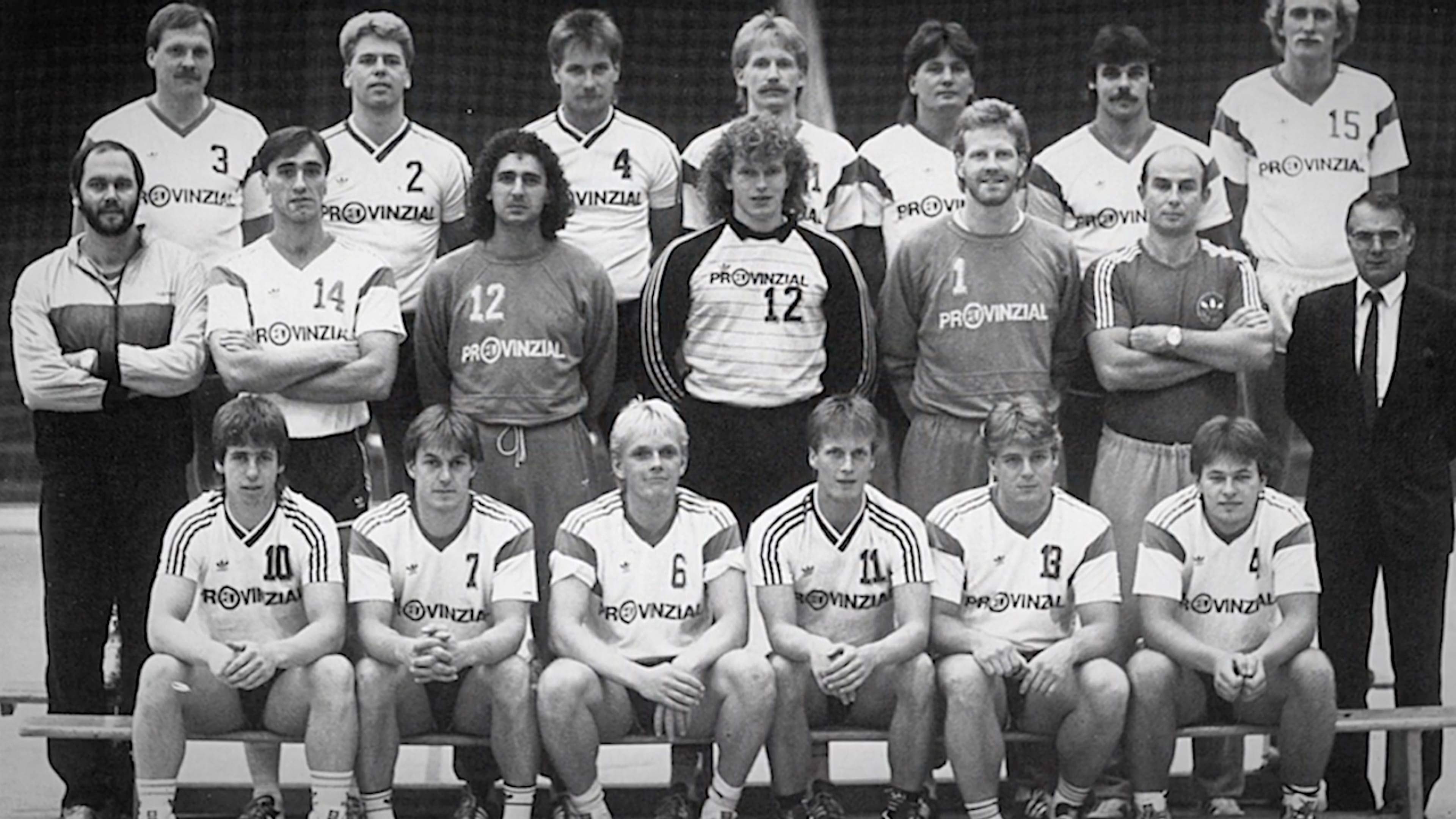 Eine alte schwarz weiß Fotografie der SG Handballmannschaft