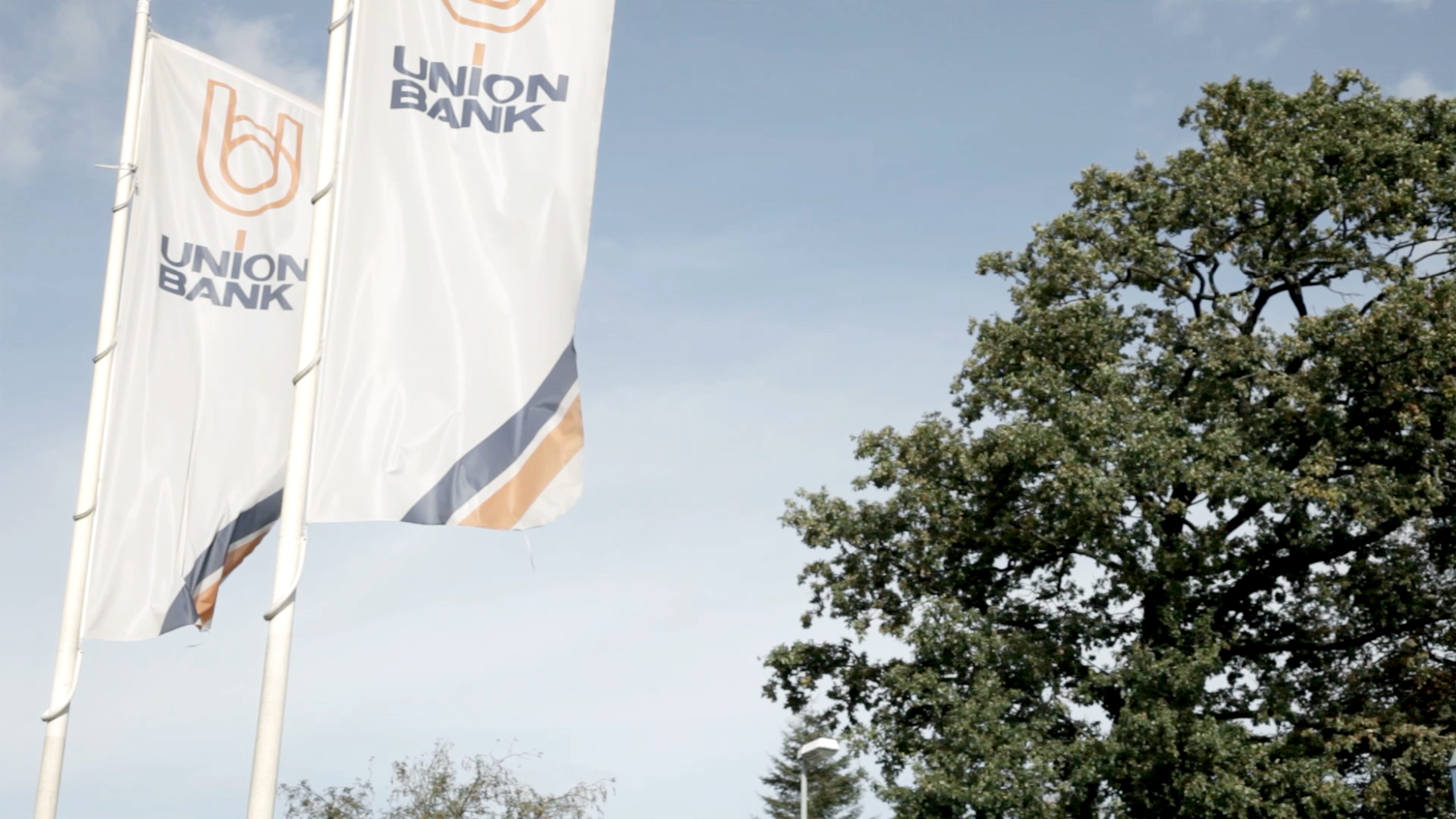 Zwei Flaggen von der Union Bank Flensburg