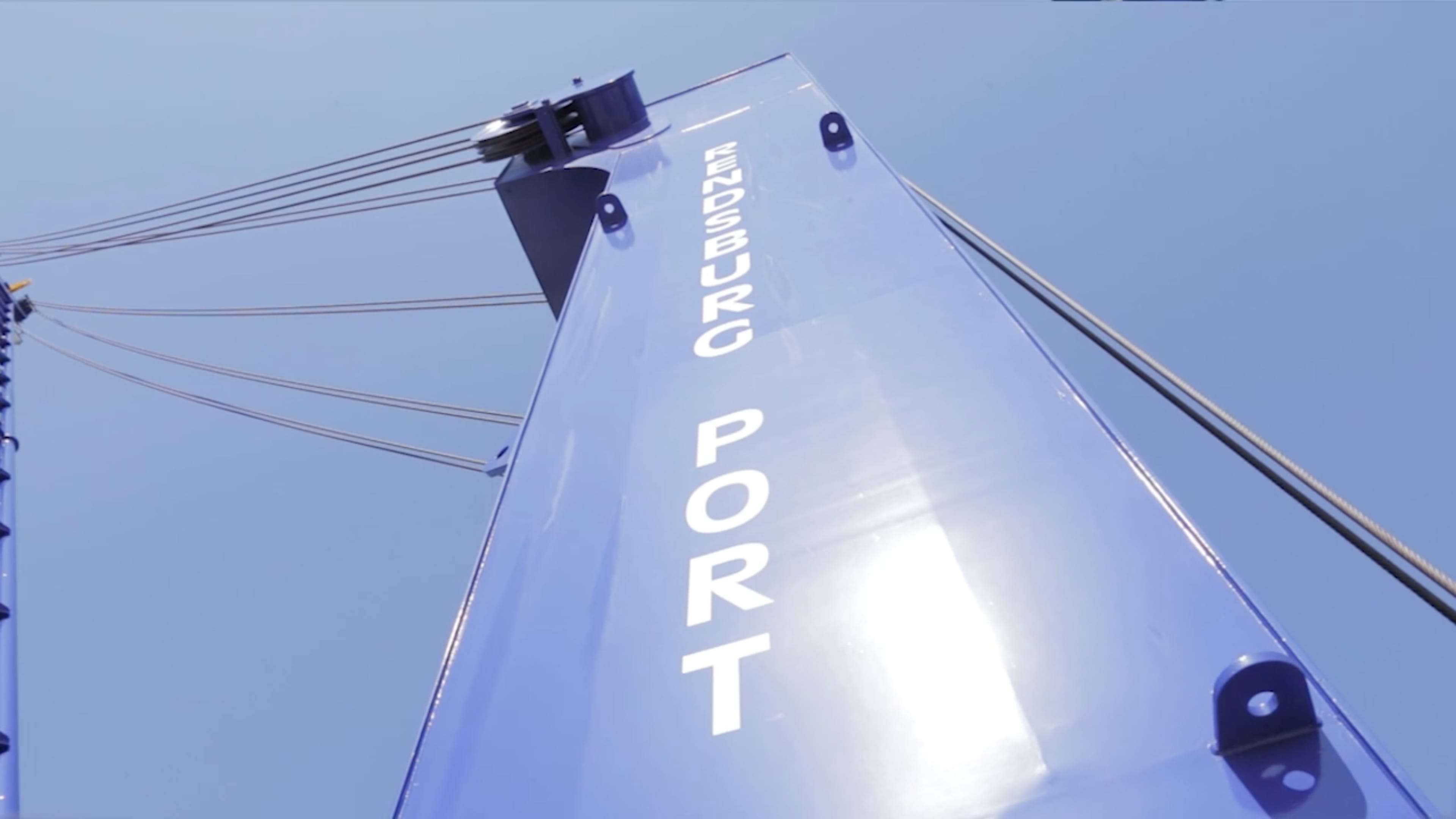 Ein blauer Metallturm von Rendsburg Port