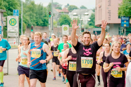 Ein Marathon Läufer winkt in die Kamera