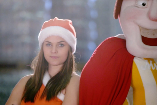 bb_nisser_teaser_06.jpg Eine Frau mit einem Weihnachtshut