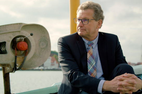 Bernd Buchholz sitzt auf einem Schiff