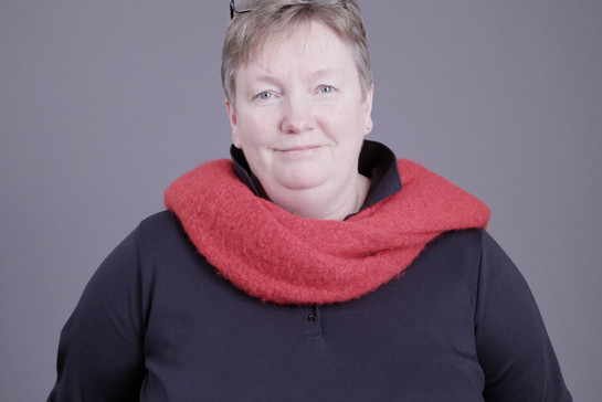 Eine ältere Frau im roten Schal