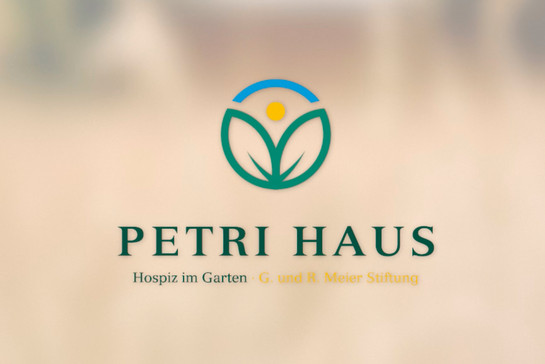 Grünes Logo des Petri Haus