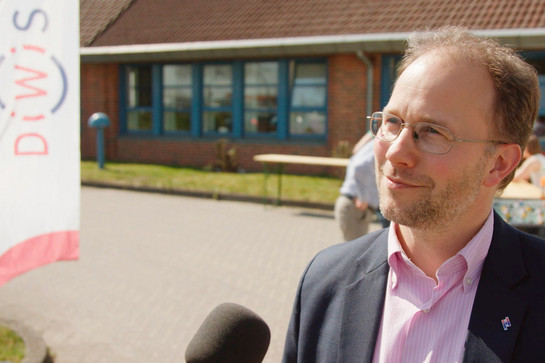 bb_barcamp_3_teaser_02.jpg Ein Mann mit Hemd im Interview
