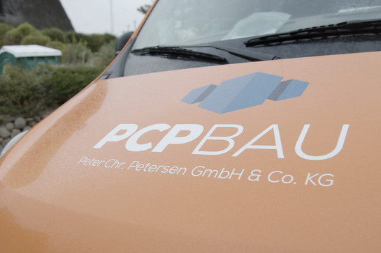 bb_yorkpcpbau_teaser_02.jpg Logo von PCP Bau auf einem PKW