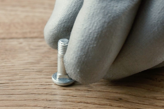 Finger in Handschuhen umgreifen eine Schraube. bb_loewen-scheren_tutorialclip_teaser_03.jpg