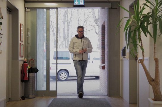 Ein Mann geht durch einen Eingang einer Pflegeeinrichtung