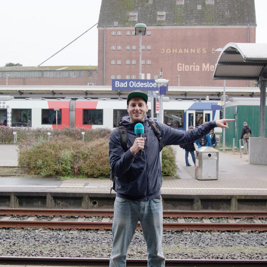 Ein Mann am Bahnhof von Bad Oldesloe
