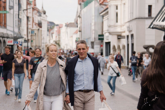 bb_nachbarschaftlichegruesse_teaser_06.jpg Ein Paar beim shoppen in der Innenstadt