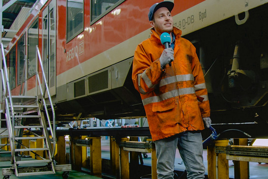 bb_suchtdich_teaser_02.jpg Lars trägt eine schmutzige orangene Jacke