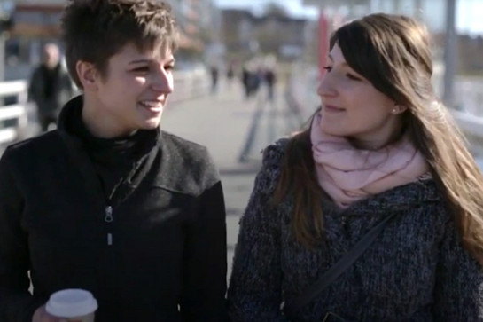 bb_designa_recruiting_teaser_04_hauptteaser.jpg Zwei Frauen gehen gemeinsam am Hafen spazieren
