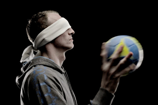 Ein Handballer hat die Augen verbunden