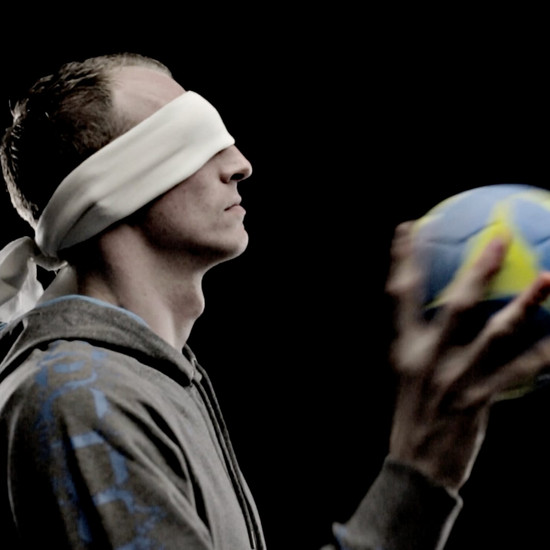 Ein Handballer hat die Augen verbunden