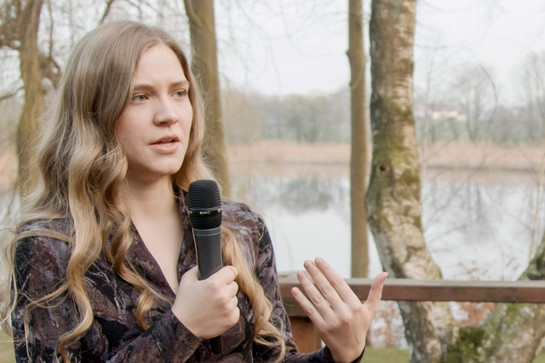 bb_study_teaser_03.jpg Ein Mädchen mit langen Haaren hält ein Mikrofon