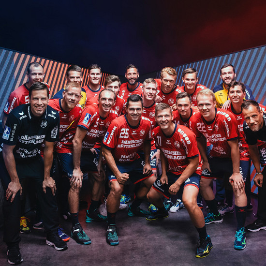Atmosphäre ist alles SG Spieler posieren in roten Trikots
