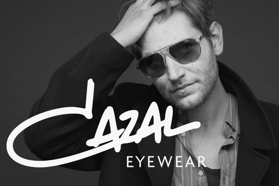 Mann fährt sich mit der Hand durch die Haare und trägt Sonnenbrille, Slogan: Cazal Eyewear