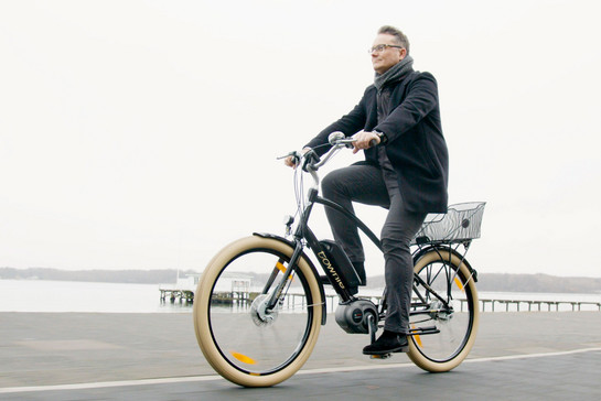 Ein Mann fährt am Hafen mit einem E Bike