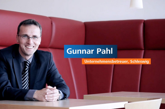 bb_versprochenvrb_teaser_01.jpg Gunnar Pahl sitzt auf einem rotem Ledersofa