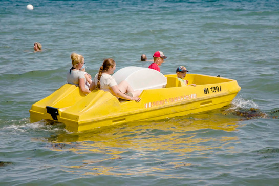 bb_waab_teaser_03.jpg Eine Familie fährt Tretboot